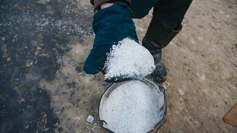 Более 200 единиц техники борются с гололедом на Урале