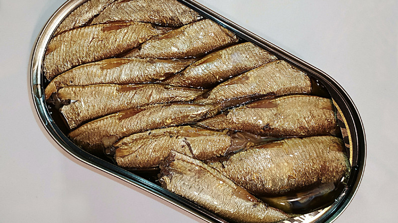 Екатеринбургская полиция ищет покупателей шпрот с ботулизмом