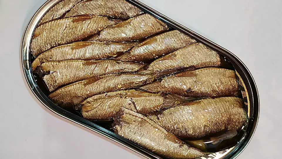 Екатеринбургская полиция ищет покупателей шпрот с ботулизмом