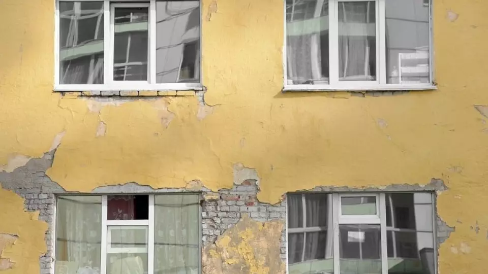 Глава СК взял под контроль расселение аварийного дома в Югре