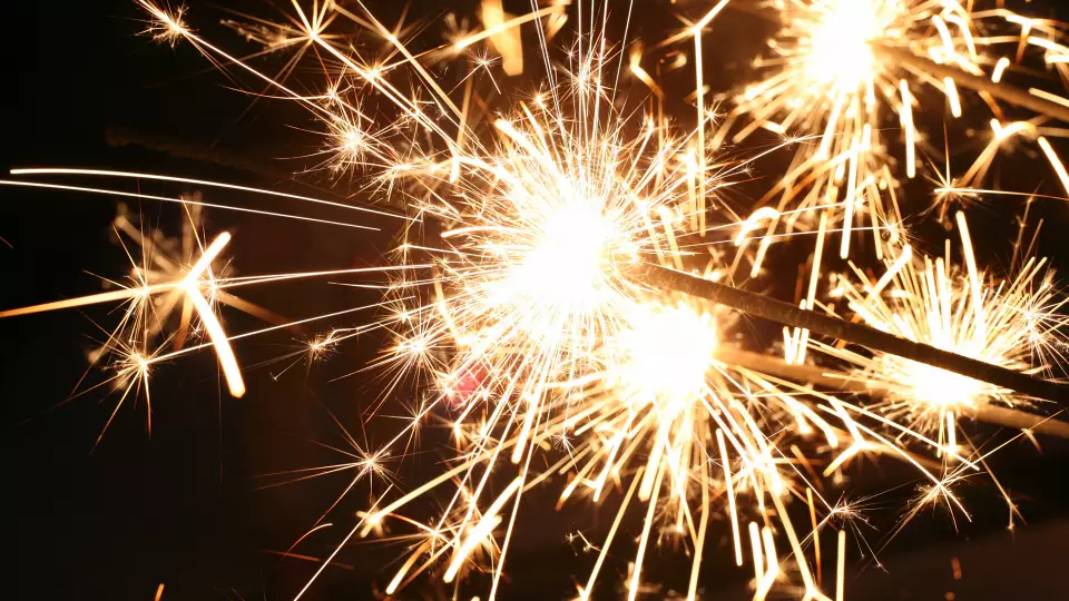 В МЧС рассказали как безопасно использовать бенгальские огни