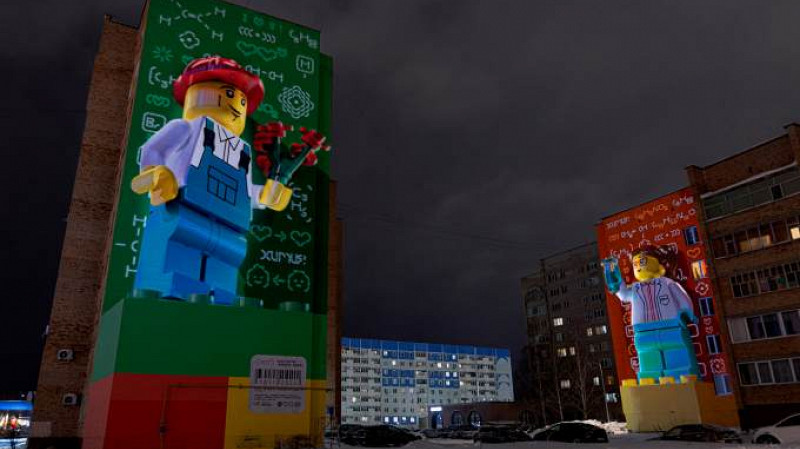 Екатеринбургские художники создали муралы с лего-фигурками