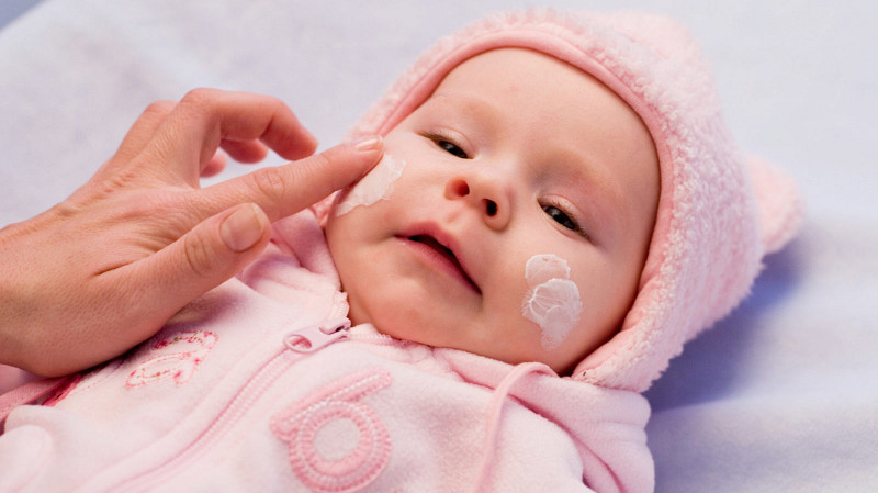 Эксперт рассказал, как выбрать крем для ребёнка зимой