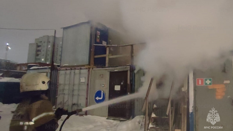 В Екатеринбурге ночью сгорели четыре строительных вагончика