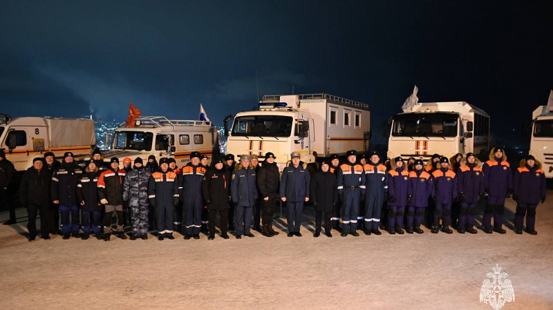 Евгений Куйвашев поздравил сотрудников МЧС Свердловской области