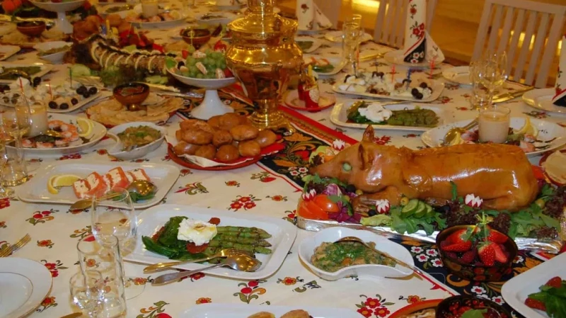 Врач рассказал, как отличить переедание от пищевого отравления