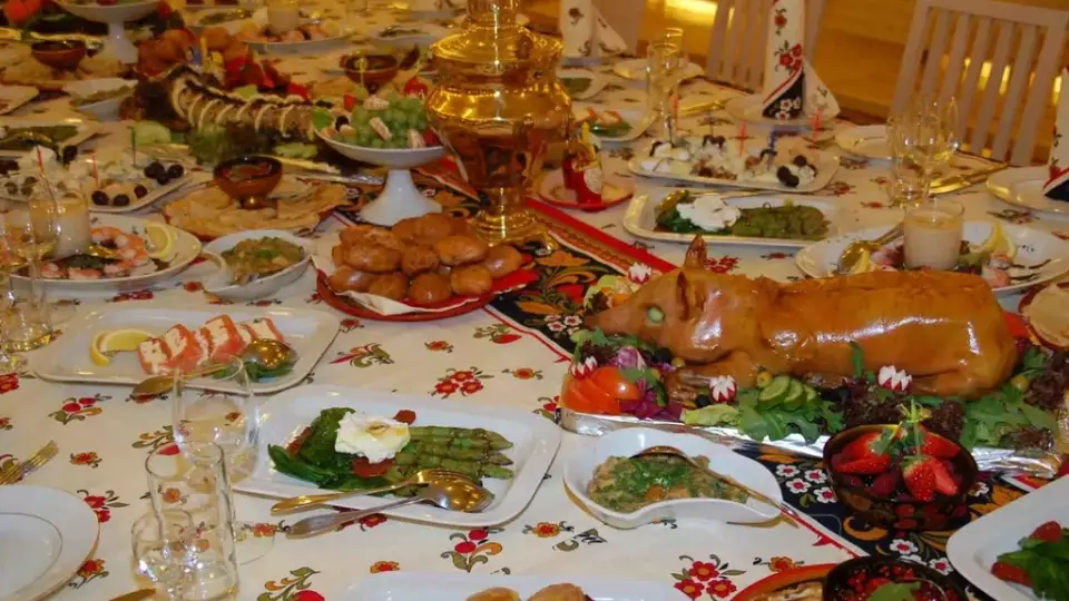 Врач рассказал, как отличить переедание от пищевого отравления