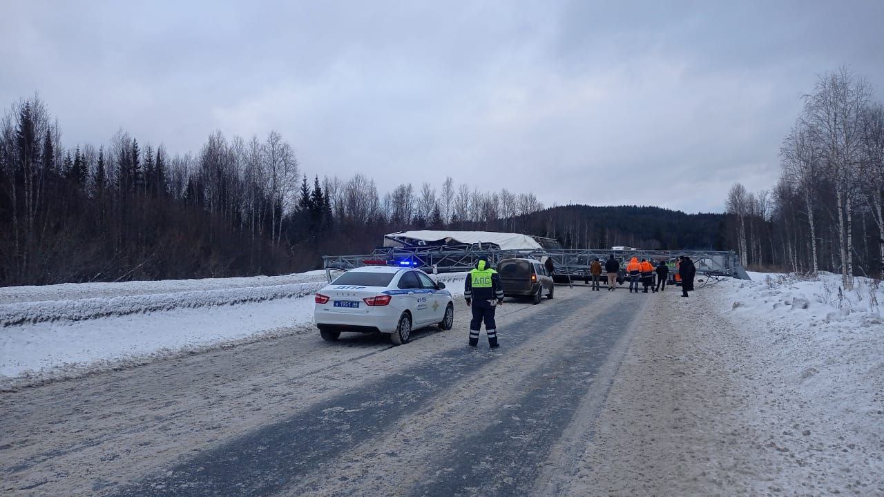 На трассе Пермь-Екатеринбург грузовик снес знак и заблокировал дорогу