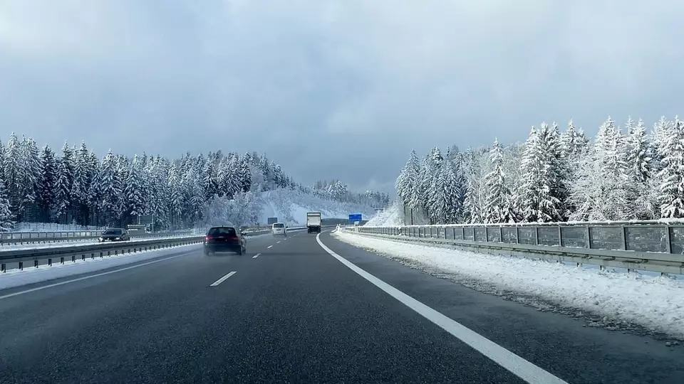Свердловских водителей предупреждают о снегопадах в ближайшие дни