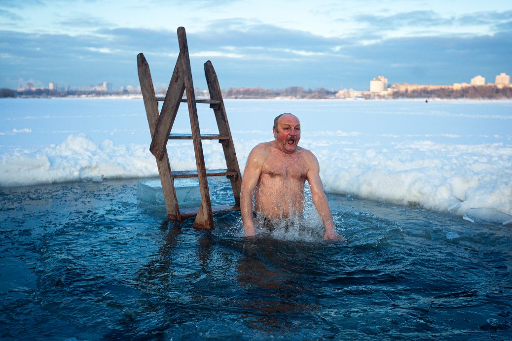 Советы «моржа» для безопасного купания на Крещение