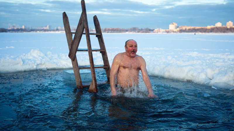 Советы «моржа» для безопасного купания на Крещение