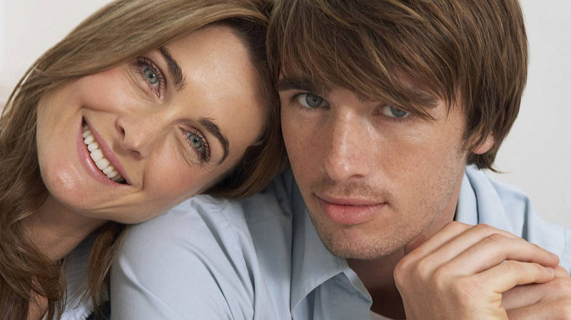 Психолог объяснила, возможны ли отношения молодых мужчин и зрелых женщин