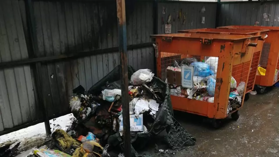 В Свердловской области вандалы уничтожили 110 контейнеров для мусора