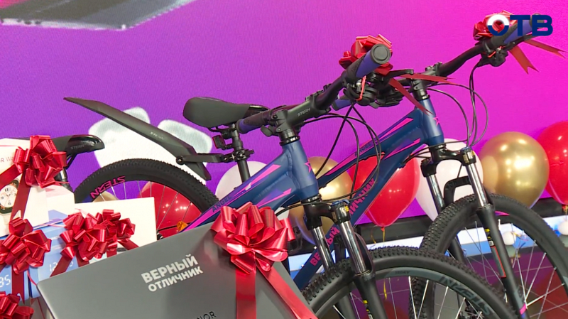 Лучшие школьники Свердловской области получили подарки от проекта «Верный отличник»