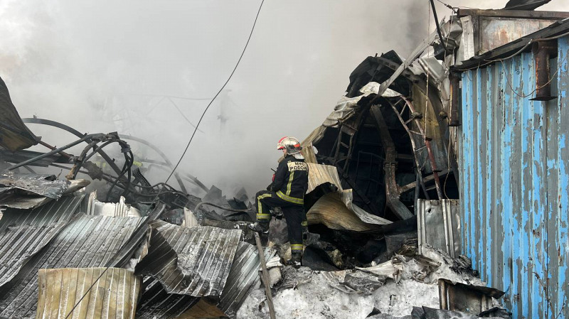 После пожара в Екатеринбурге горожанам советуют не выходить на улицу и закрывать окна