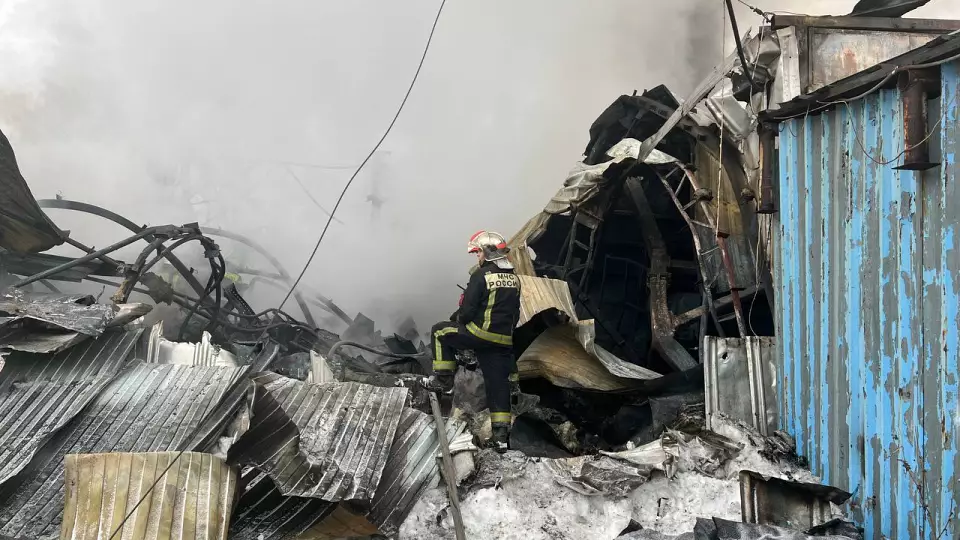 После пожара в Екатеринбурге горожанам советуют не выходить на улицу и закрывать окна