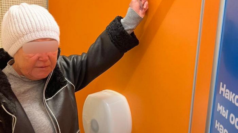 В аэропорту Кольцово пожилая женщина украла сумку с крупной суммой денег