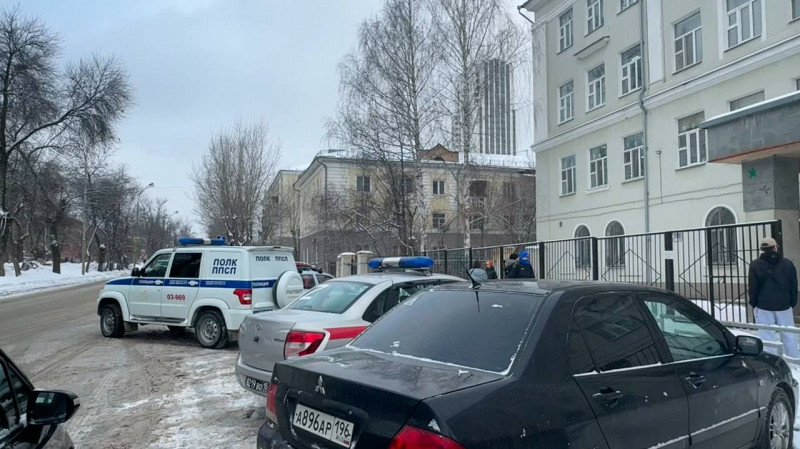 В Екатеринбурге в гимназии №205 школьник ранил ножом своего одноклассника