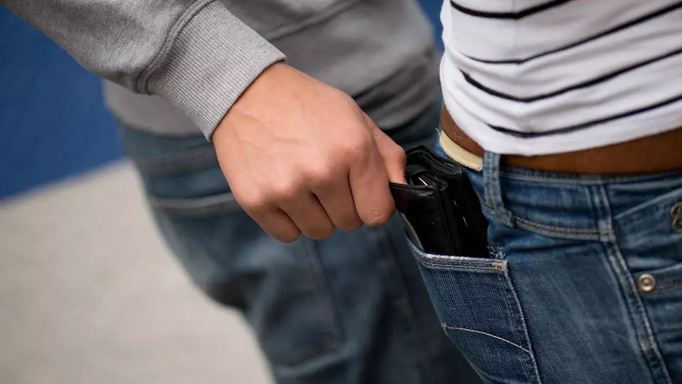 В Тульской области мужчина украл деньги из куртки парня своей дочери