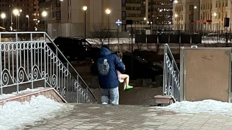 Тюменца оштрафуют за ночную прогулку с дочерью без одежды