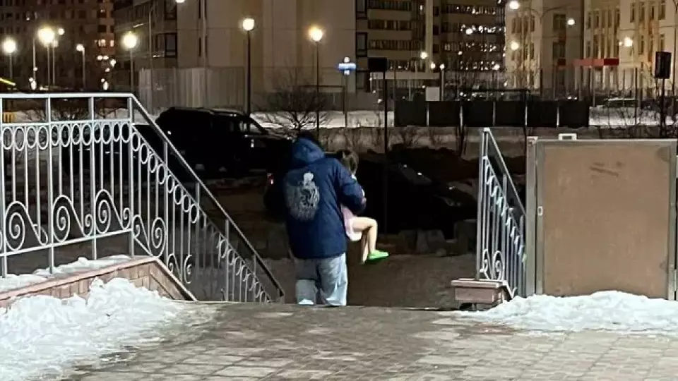 Тюменца оштрафуют за ночную прогулку с дочерью без одежды