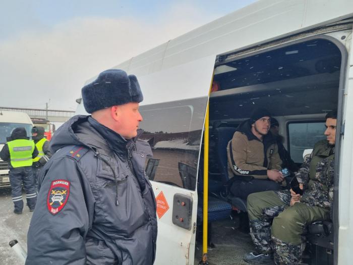 В Екатеринбурге на трассе М-5 задержали водителя, который перевозил 12 мигрантов