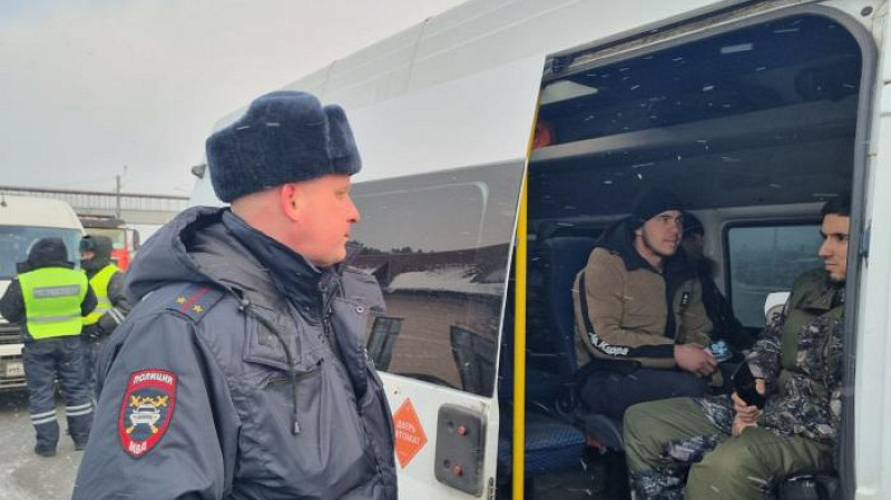 В Екатеринбурге на трассе М-5 задержали водителя, который перевозил 12 мигрантов