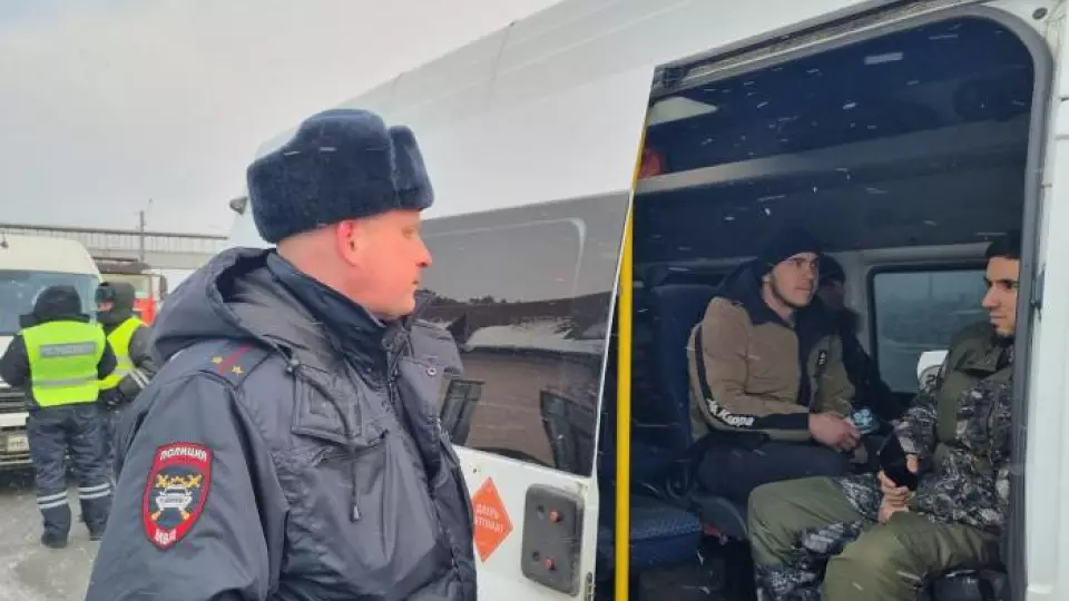 В Екатеринбурге на трассе М-5 задержали водителя, который перевозил 12 мигрантов