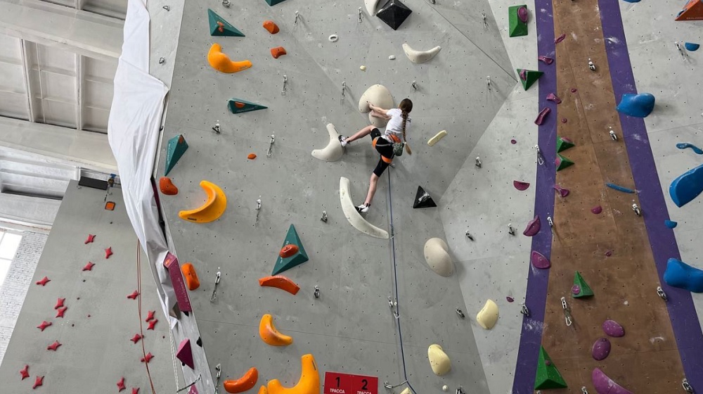 Более 200 скалолазов сошлись на чемпионате в Омской области