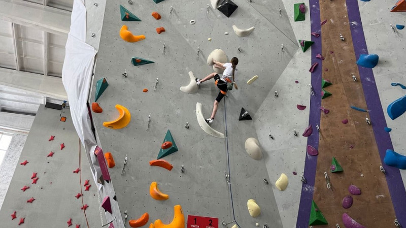 Более 200 скалолазов сошлись на чемпионате в Омской области