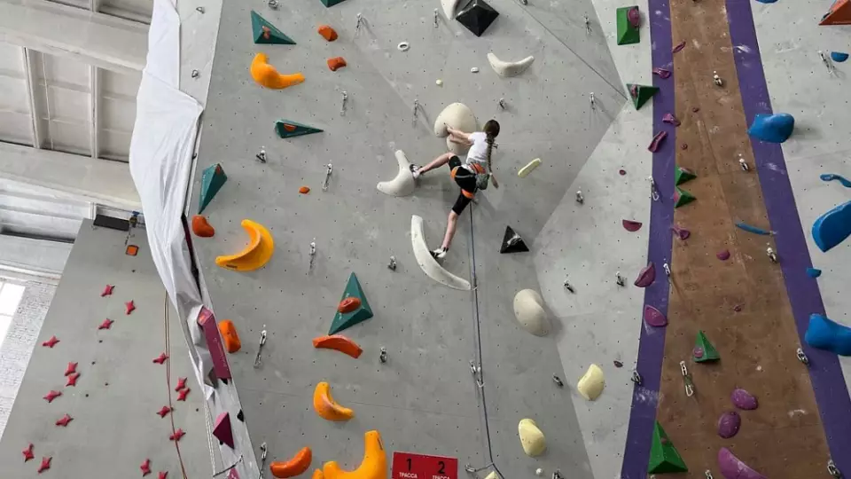 Более 200 скалолазов сошлись на чемпионате в Омской области