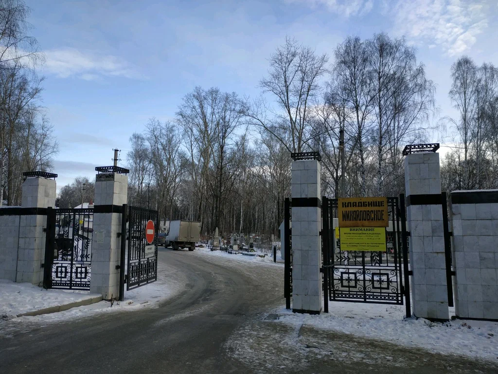 Екатеринбуржец спрятал свой грузовик от приставов в сугробе на кладбище