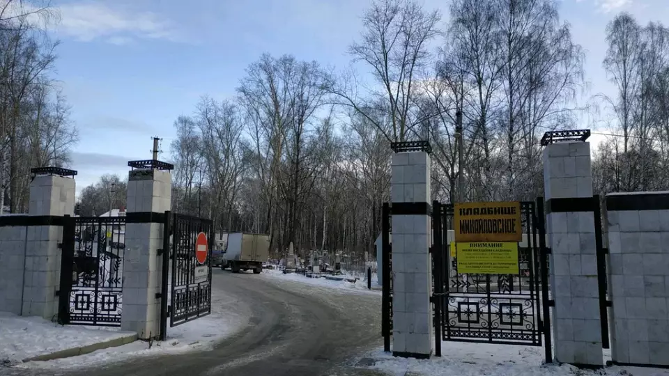 Екатеринбуржец спрятал свой грузовик от приставов в сугробе на кладбище