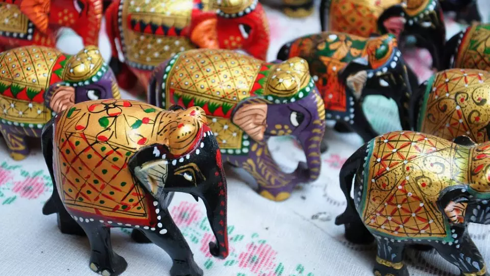 Тюменская пассажирка попалась с 350 индийскими сувенирами в аэропорту Кольцово