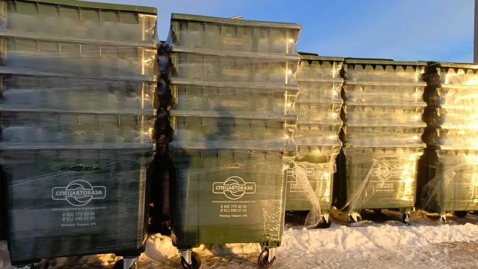 В Каменске-Уральском заменили железные контейнеры для мусора на евростандартные