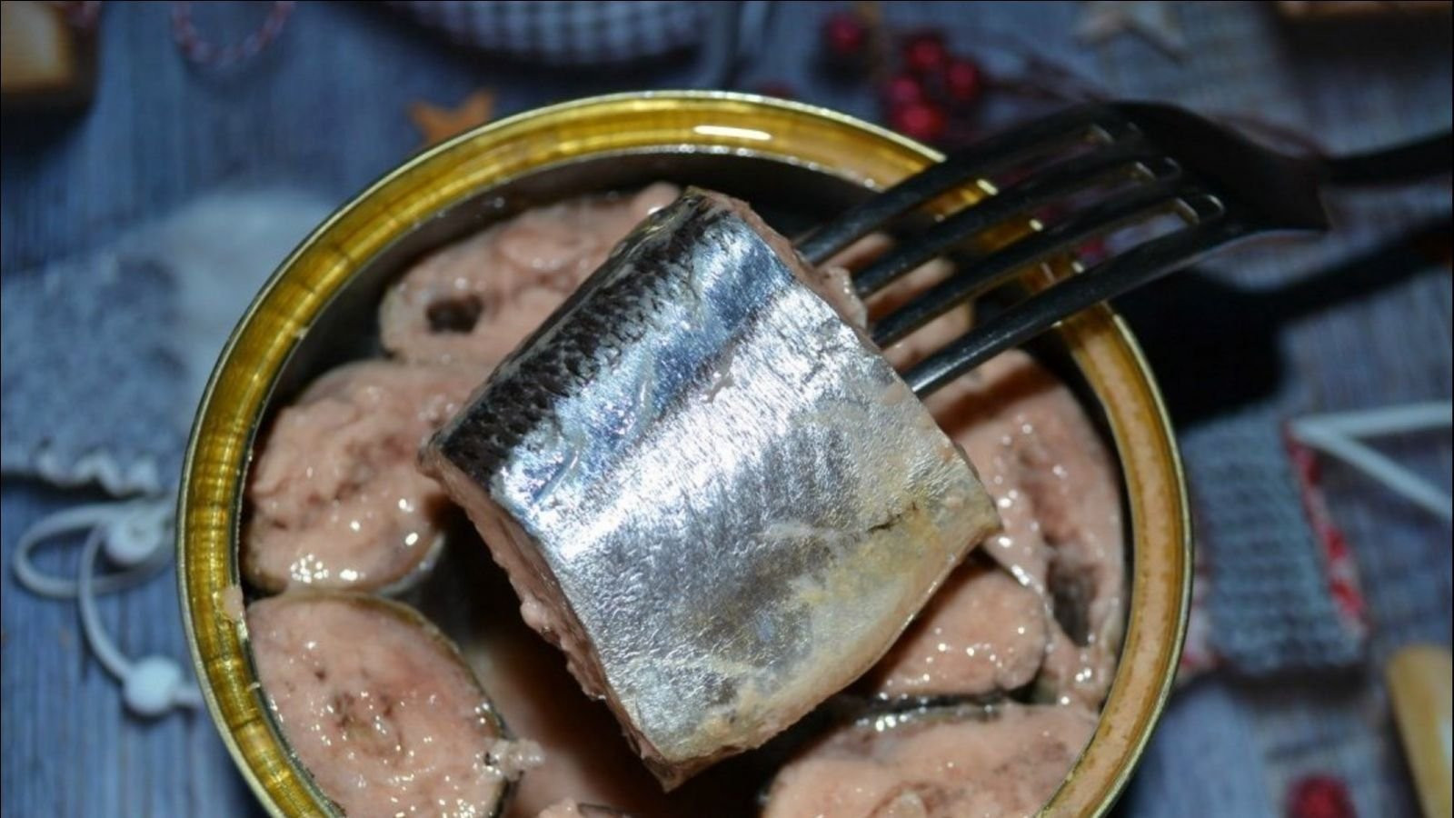 В Свердловской области обнаружили 512 тонн поддельных консервов с сайрой