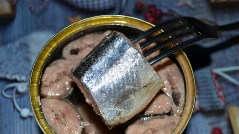 В Свердловской области обнаружили 512 тонн поддельных консервов с сайрой