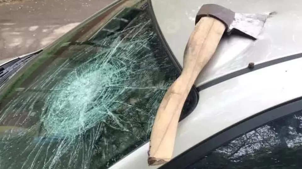 Туринец атаковал полицейских и их машину топором