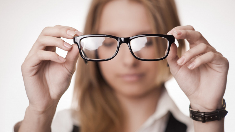 Офтальмолог рассказал о признаках, что пора носить очки
