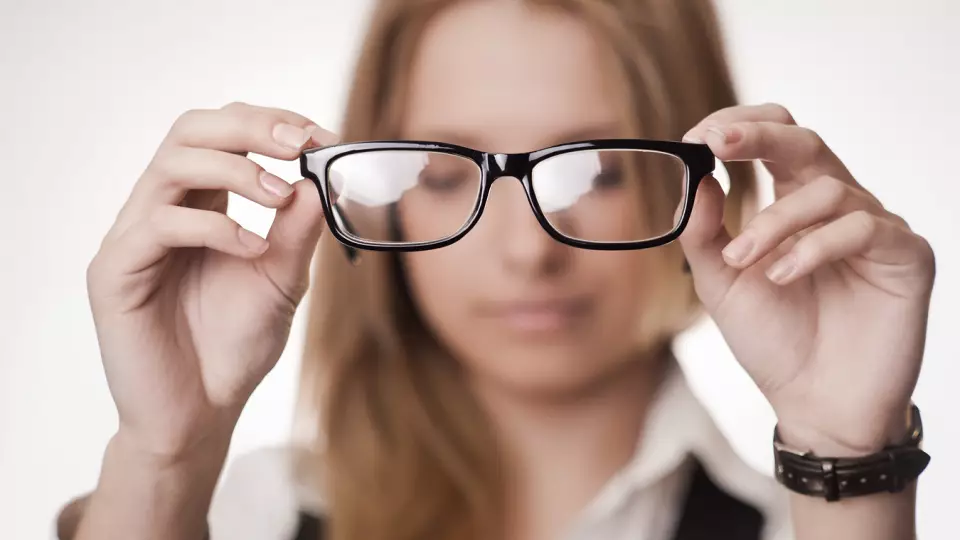 Офтальмолог рассказал о признаках, что пора носить очки
