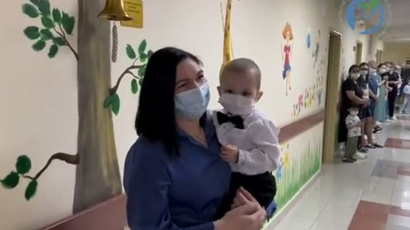 В Нижневартовске врачи вылечили двухлетнего мальчика от рака глаза