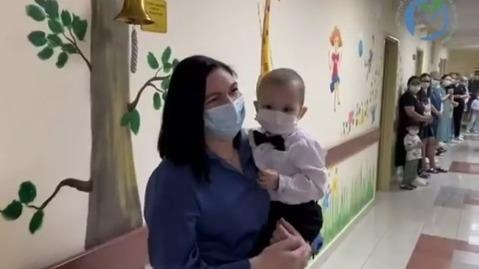 В Нижневартовске врачи вылечили двухлетнего мальчика от рака глаза