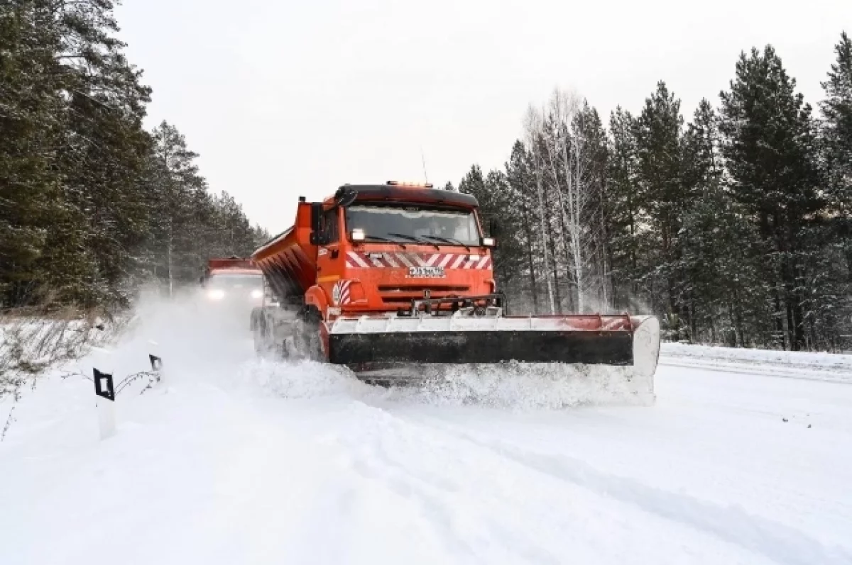Более 200 машин очищают уральские дороги от снега