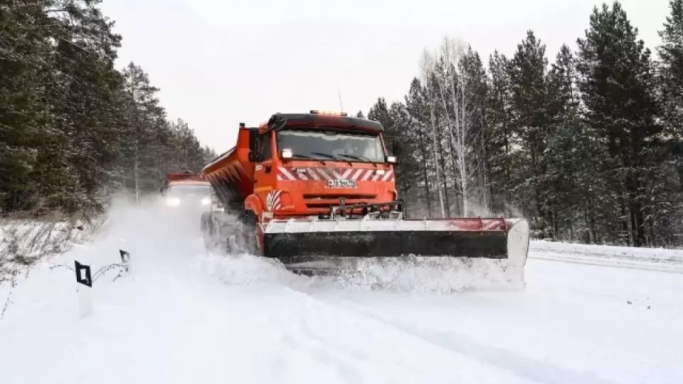 Более 200 машин очищают уральские дороги от снега