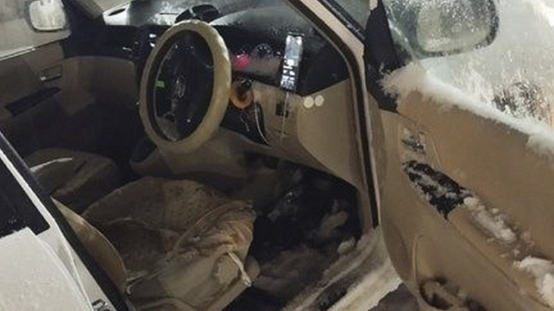 Снег с крыши чуть не убил человека и повредил авто