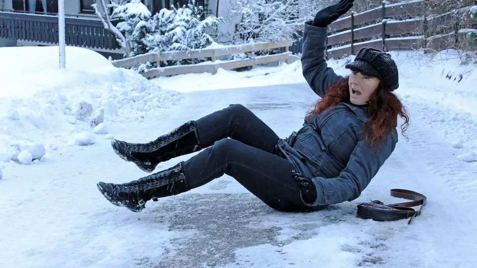 УК выплатит 727 тысяч за падение жительницы Нижнего Тагила на льду