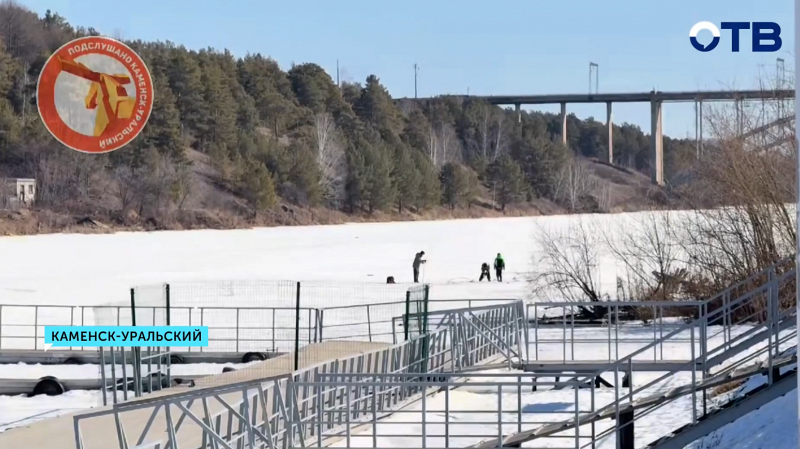 Мотоциклисты проехали по тонкому льду в Каменске-Уральском