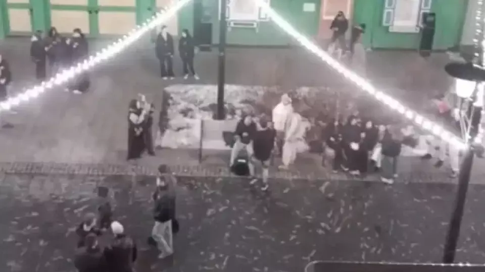 Толпа молодежи в Тюмени выламывала двери из-за конфликта