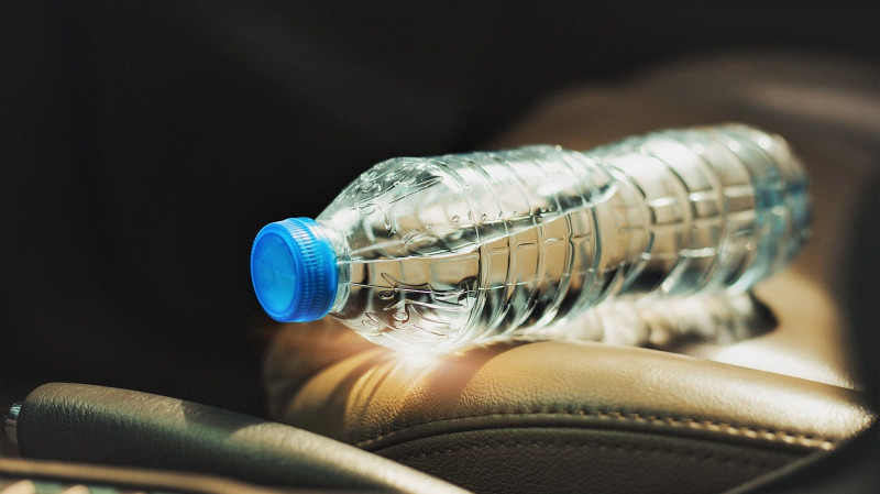 Свердловчанка выплатит 130 тысяч за бросок бутылки в машину