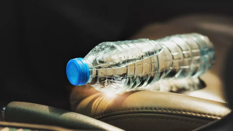 Свердловчанка выплатит 130 тысяч за бросок бутылки в машину